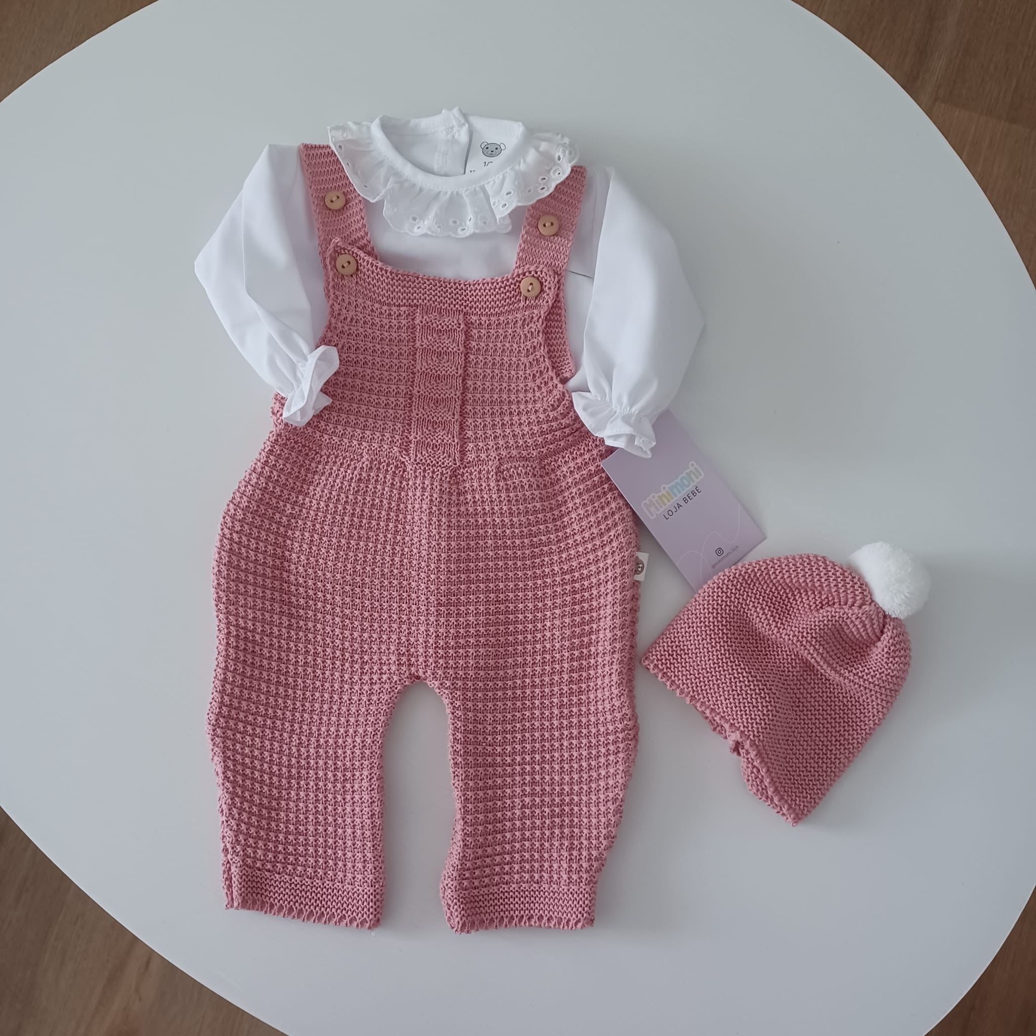Jardineira sem pés com blusa de bordado inglês