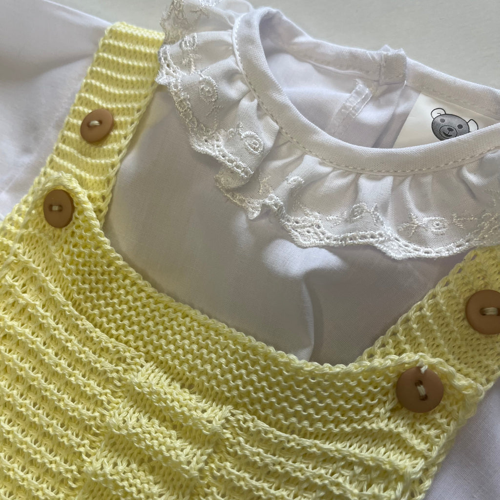 Jardineira sem pés com blusa de bordado inglês