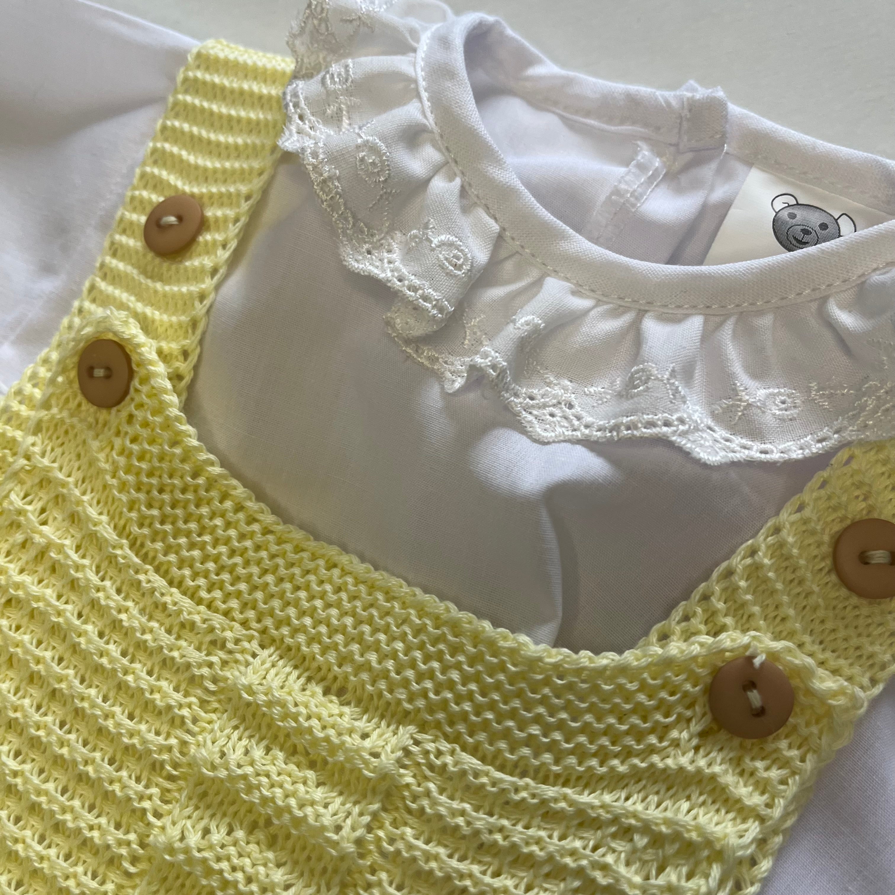 Jardineira sem pés com blusa de bordado inglês