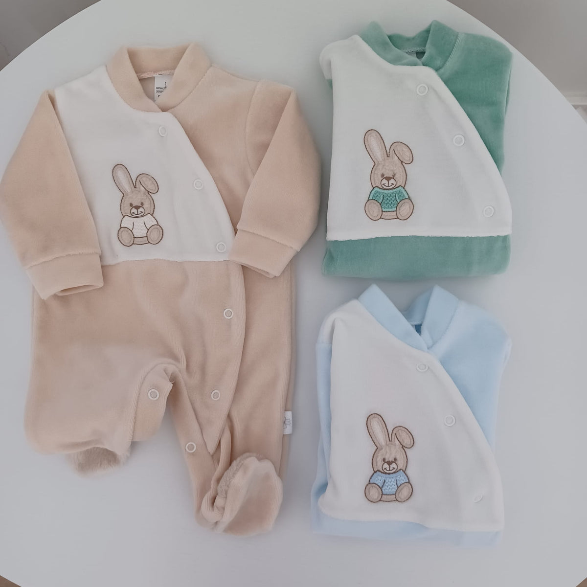 Babygrow do coelhinho de pêlo