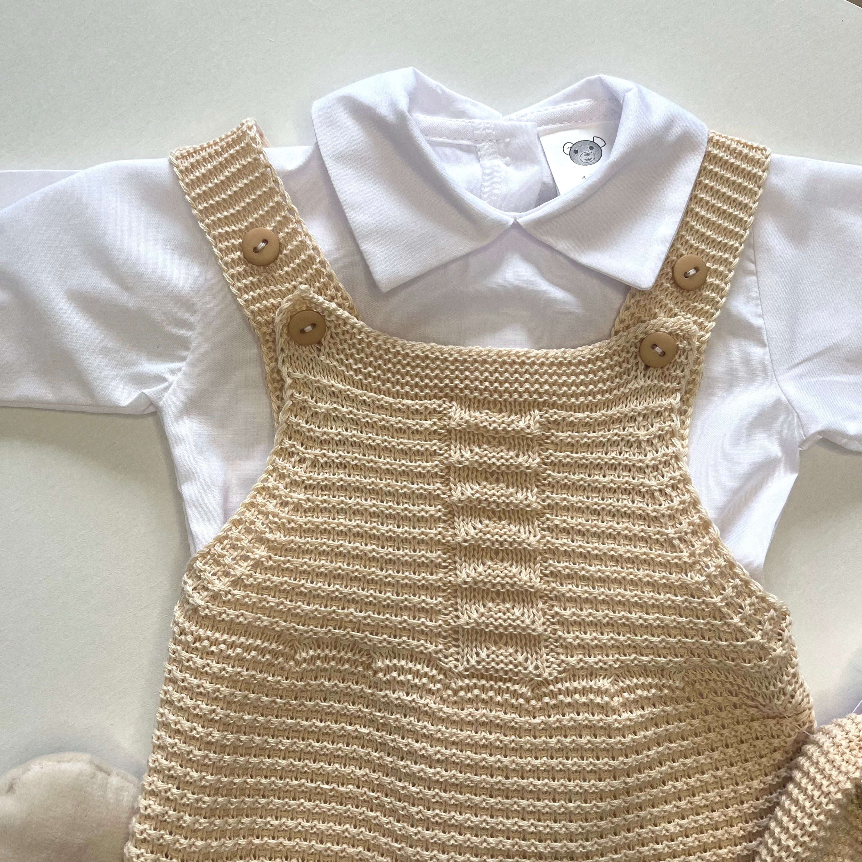 Jardineira sem pés com blusa simples