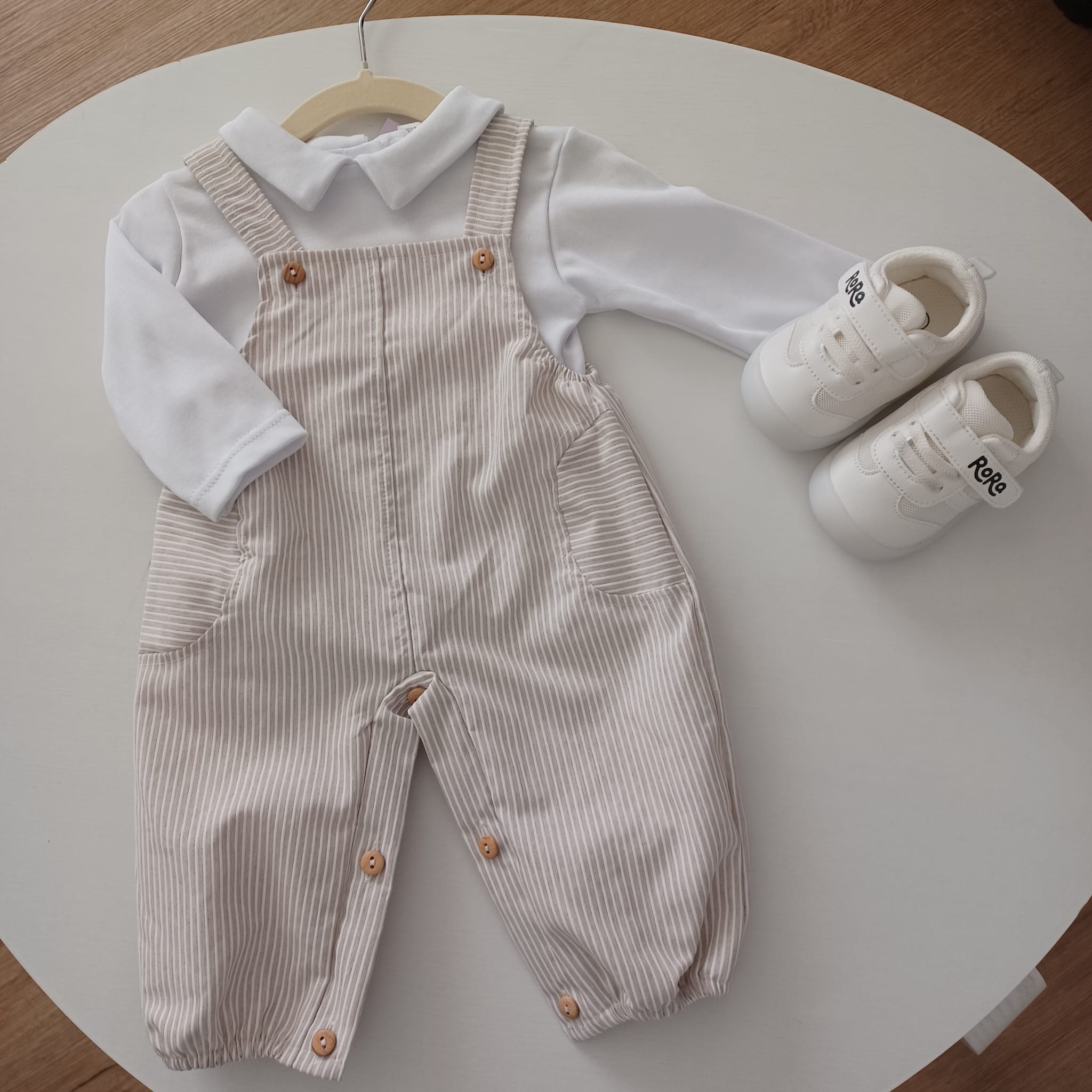Conjunto de jardineiras das riscas